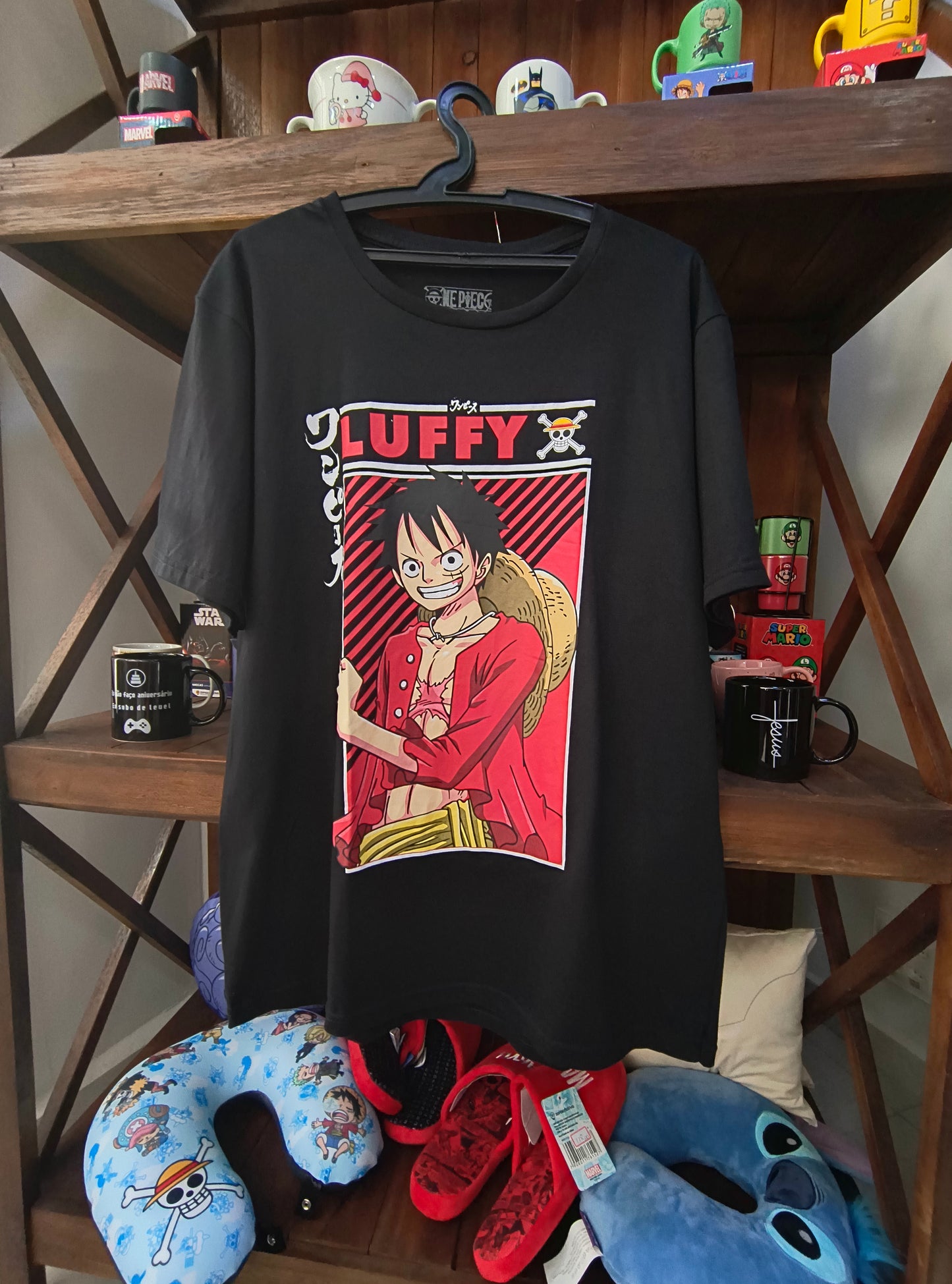 Camiseta geek: One piece (Luffy com estampa fundo vermelho)