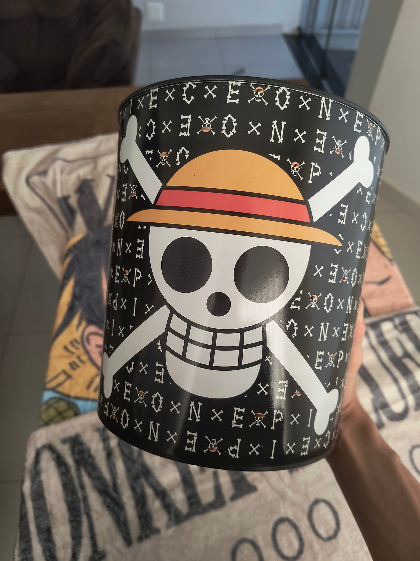 Kit Balde + Manta geek: One piece (Luffy procurado)