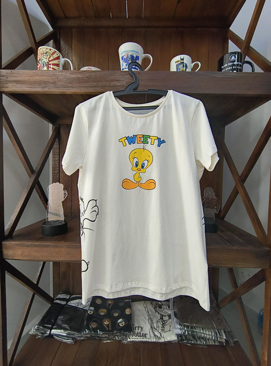 Camiseta geek feminina: Piu Piu e Frajola (Piu Piu no centro, e Frajola atrás)