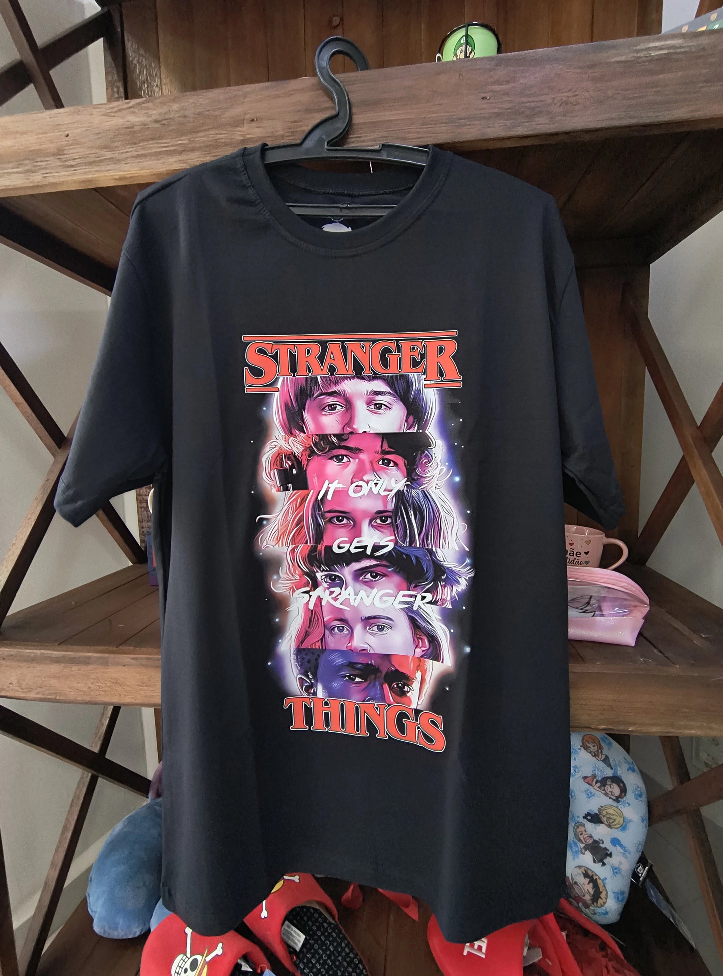 Camiseta Stranger Things – It Only Gets Stranger