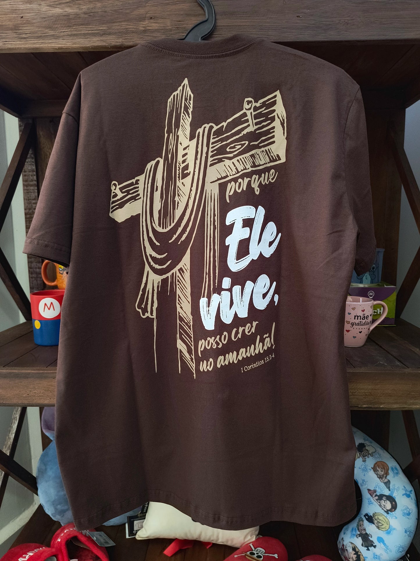 Camiseta Cristã: Ele Vem - Posso Crer No Amanhã (1 Coríntios 15: 3-4)