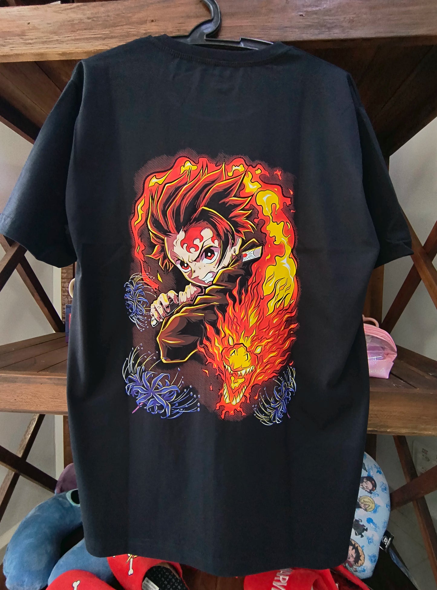 Camiseta Demon Slayer – Tanjiro (Brinco Hanafuda e Respiração do Fogo)