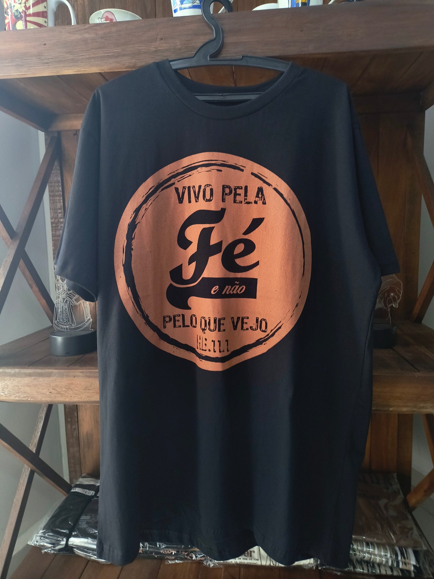 Camiseta gospel - Vivo pela fé e nao pelo o que vejo (Hebreus 11: 1)