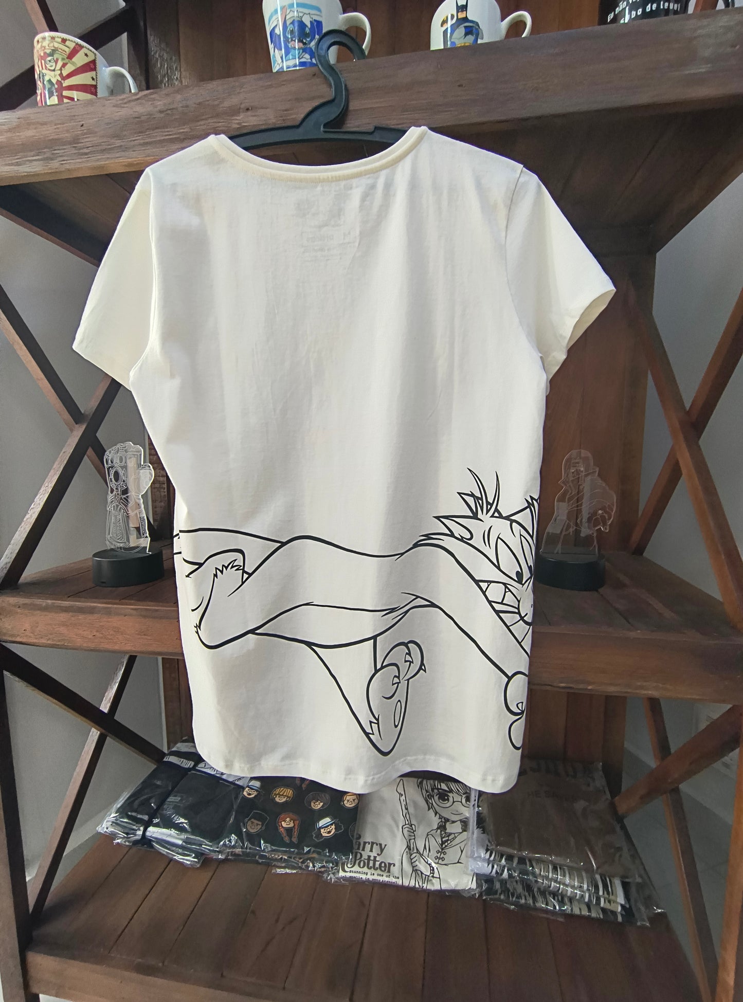 Camiseta geek feminina: Piu Piu e Frajola  (Piu Piu no centro, e Frajola atrás)