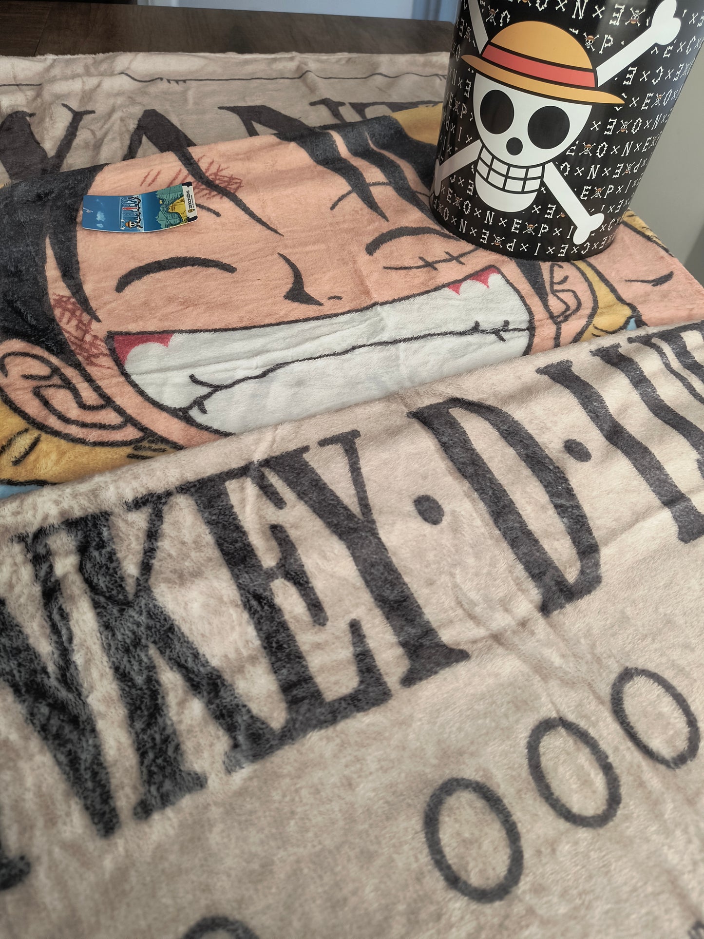 Kit Balde + Manta geek: One piece (Luffy procurado)