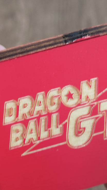 Caixa de Música Dragon Ball GT – Manivela em Madeira Entalhada Premium