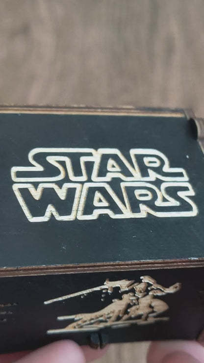 Caixa de Música Star Wars – Manivela em Madeira Entalhada Premium