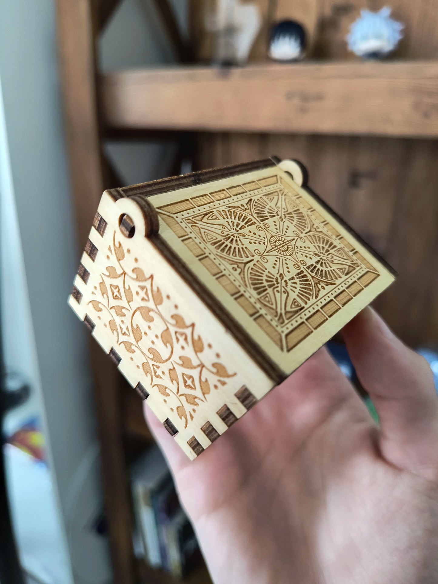 Caixa de Música One Piece – Manivela em Madeira Entalhada