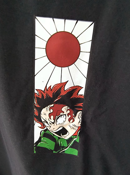 Camiseta Demon Slayer – Tanjiro (Brinco Hanafuda e Respiração do Fogo)