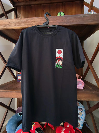 Camiseta Demon Slayer – Tanjiro (Brinco Hanafuda e Respiração do Fogo)