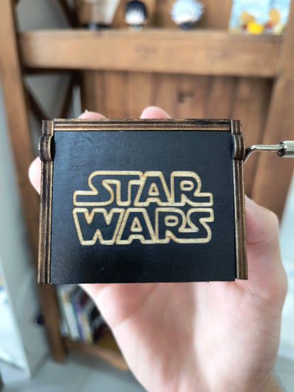 Caixa de Música Star Wars – Manivela em Madeira Entalhada Premium