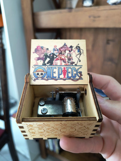 Caixa de Música One Piece – Manivela em Madeira Entalhada